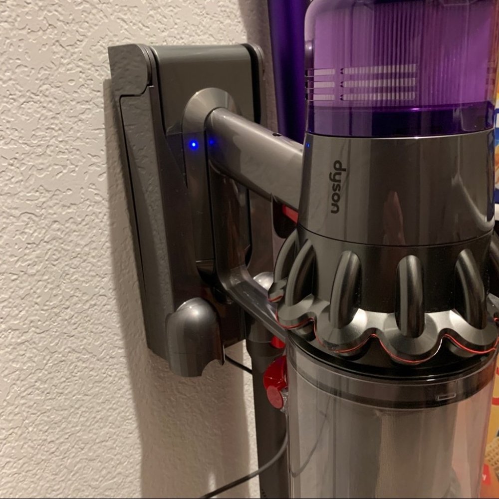 V10 Dyson Animal Cordless Vacuum Purple /Grey - Picture 5 of 11
